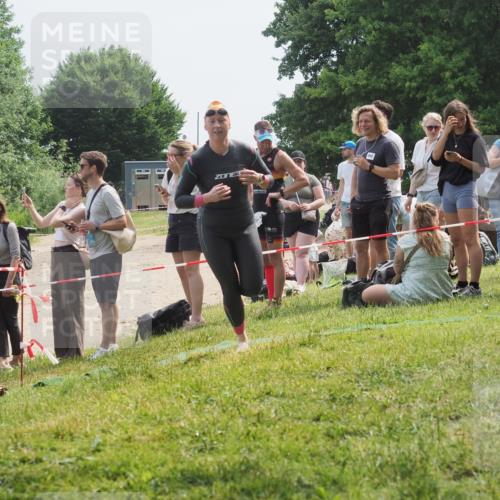 15.06.2025 - 27. Vierlanden-Triathlon KatJ http://msf.ph/oto/8034824 15.06.2025 11:19:10 Schwimmen 876, 942 meine-sportfotos.de