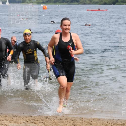 15.06.2025 - 27. Vierlanden-Triathlon Lena Gebhardt http://msf.ph/oto/8034827 15.06.2025 11:20:37 Schwimmen 879, 924, 936, 941, 969, 1400 meine-sportfotos.de