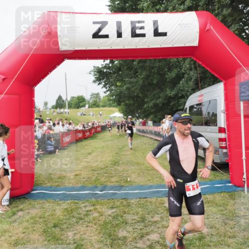 21.06.2025 - 27. Vierlanden-Triathlon MichiJ http://msf.ph/oto/8034828 15.06.2026 12:58:46 Ziel 111, 662 meine-sportfotos.de