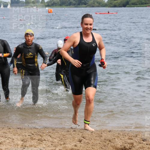 15.06.2025 - 27. Vierlanden-Triathlon Lena Gebhardt http://msf.ph/oto/8034829 15.06.2025 11:20:37 Schwimmen 879, 924, 936, 941, 969, 1400 meine-sportfotos.de
