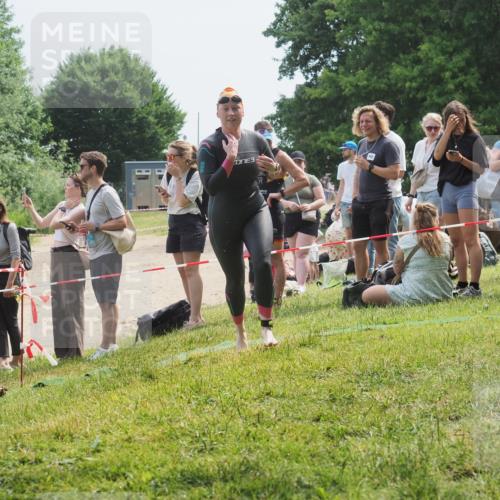 15.06.2025 - 27. Vierlanden-Triathlon KatJ http://msf.ph/oto/8034831 15.06.2025 11:19:10 Schwimmen 876, 942 meine-sportfotos.de