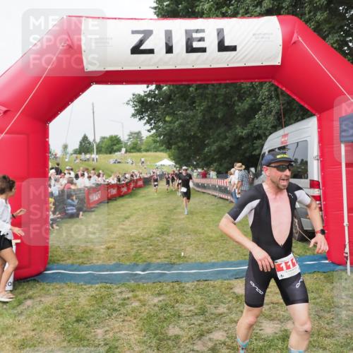 21.06.2025 - 27. Vierlanden-Triathlon MichiJ http://msf.ph/oto/8034834 15.06.2026 12:58:46 Ziel 111, 662 meine-sportfotos.de