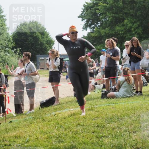 15.06.2025 - 27. Vierlanden-Triathlon KatJ http://msf.ph/oto/8034835 15.06.2025 11:19:11 Schwimmen 876, 942 meine-sportfotos.de
