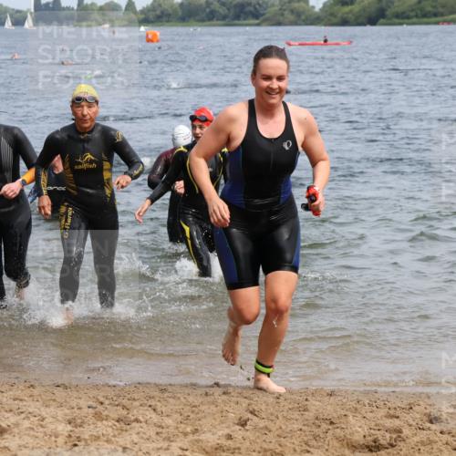 15.06.2025 - 27. Vierlanden-Triathlon Lena Gebhardt http://msf.ph/oto/8034836 15.06.2025 11:20:38 Schwimmen 879, 924, 936, 941, 969, 1400 meine-sportfotos.de