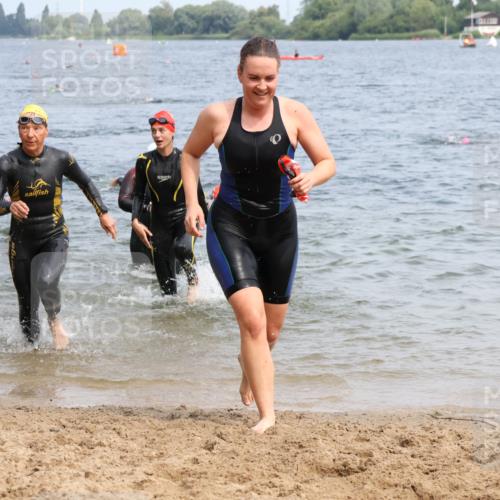 15.06.2025 - 27. Vierlanden-Triathlon Lena Gebhardt http://msf.ph/oto/8034839 15.06.2025 11:20:38 Schwimmen 879, 924, 936, 941, 969, 1400 meine-sportfotos.de