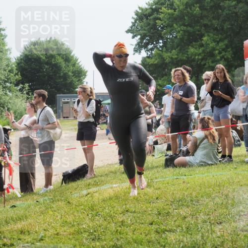15.06.2025 - 27. Vierlanden-Triathlon KatJ http://msf.ph/oto/8034840 15.06.2025 11:19:11 Schwimmen 876, 942 meine-sportfotos.de
