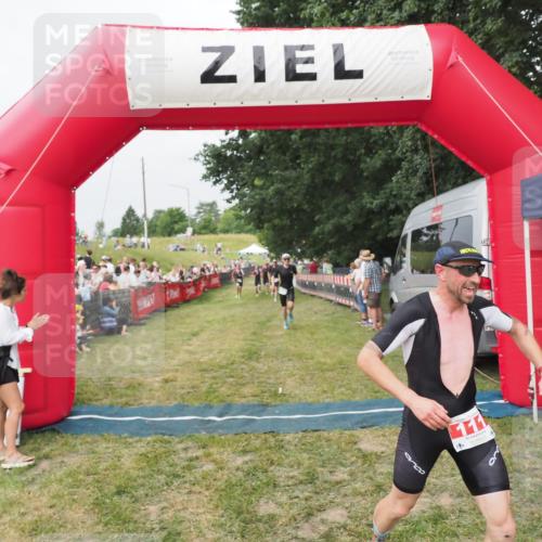21.06.2025 - 27. Vierlanden-Triathlon MichiJ http://msf.ph/oto/8034841 15.06.2026 12:58:46 Ziel 111, 662 meine-sportfotos.de