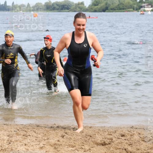 15.06.2025 - 27. Vierlanden-Triathlon Lena Gebhardt http://msf.ph/oto/8034844 15.06.2025 11:20:38 Schwimmen 879, 924, 936, 941, 969, 1400 meine-sportfotos.de