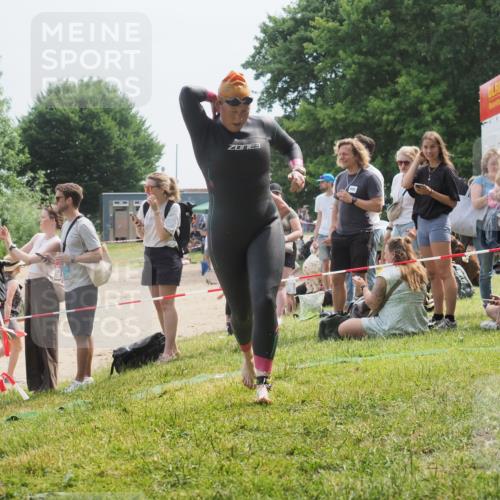 15.06.2025 - 27. Vierlanden-Triathlon KatJ http://msf.ph/oto/8034847 15.06.2025 11:19:11 Schwimmen 876, 942 meine-sportfotos.de