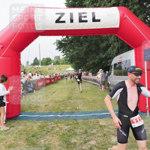 21.06.2025 - 27. Vierlanden-Triathlon MichiJ http://msf.ph/oto/8034848 15.06.2026 12:58:46 Ziel 111, 662 meine-sportfotos.de
