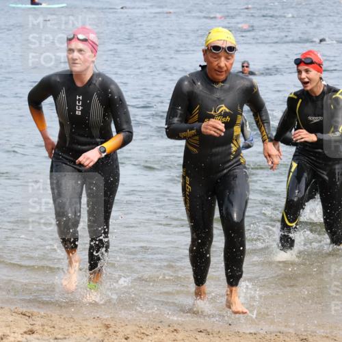 15.06.2025 - 27. Vierlanden-Triathlon Lena Gebhardt http://msf.ph/oto/8034853 15.06.2025 11:20:39 Schwimmen 879, 924, 936, 941, 969, 1400 meine-sportfotos.de
