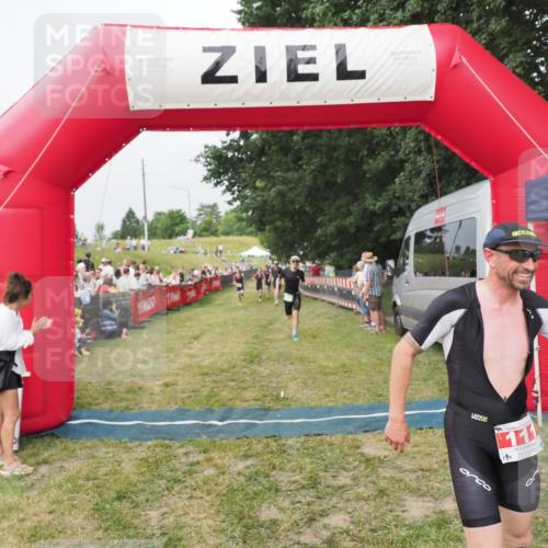 21.06.2025 - 27. Vierlanden-Triathlon MichiJ http://msf.ph/oto/8034856 15.06.2026 12:58:46 Ziel 111, 662 meine-sportfotos.de
