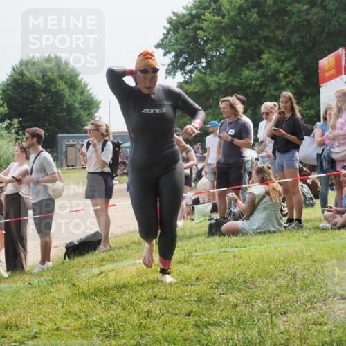 15.06.2025 - 27. Vierlanden-Triathlon KatJ http://msf.ph/oto/8034857 15.06.2025 11:19:11 Schwimmen 876, 942 meine-sportfotos.de