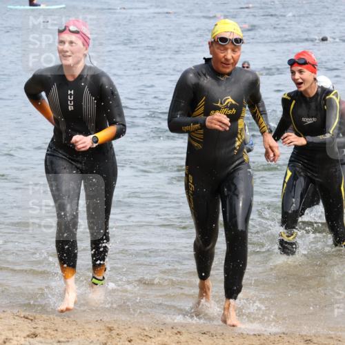 15.06.2025 - 27. Vierlanden-Triathlon Lena Gebhardt http://msf.ph/oto/8034858 15.06.2025 11:20:39 Schwimmen 879, 924, 936, 941, 969, 1400 meine-sportfotos.de