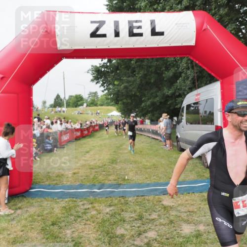 21.06.2025 - 27. Vierlanden-Triathlon MichiJ http://msf.ph/oto/8034864 15.06.2026 12:58:46 Ziel 111, 662 meine-sportfotos.de