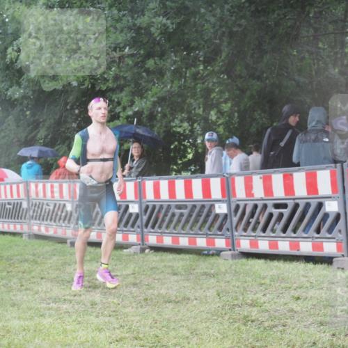 21.06.2025 - 27. Vierlanden-Triathlon KatJ http://msf.ph/oto/8034866 15.06.2025 13:49:50 Ziel 1138, 1146 meine-sportfotos.de