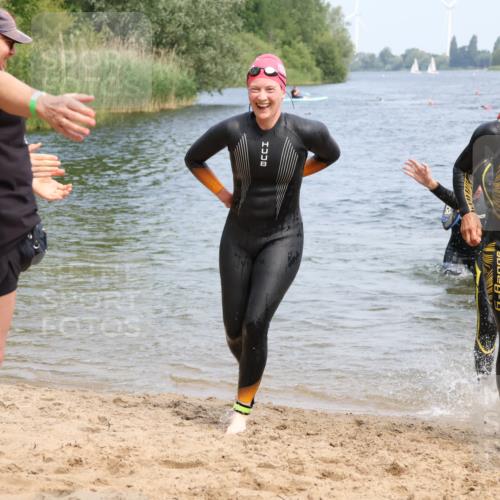 15.06.2025 - 27. Vierlanden-Triathlon Lena Gebhardt http://msf.ph/oto/8034868 15.06.2025 11:20:40 Schwimmen 879, 924, 936, 941, 969, 1400 meine-sportfotos.de