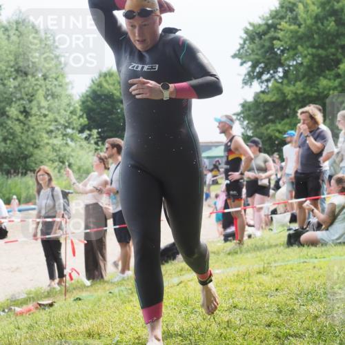 15.06.2025 - 27. Vierlanden-Triathlon KatJ http://msf.ph/oto/8034869 15.06.2025 11:19:12 Schwimmen 876, 942 meine-sportfotos.de