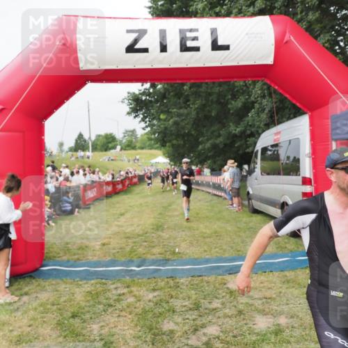 21.06.2025 - 27. Vierlanden-Triathlon MichiJ http://msf.ph/oto/8034870 15.06.2026 12:58:47 Ziel 111, 662, 995, 996, 997 meine-sportfotos.de
