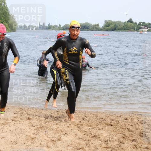 15.06.2025 - 27. Vierlanden-Triathlon Lena Gebhardt http://msf.ph/oto/8034882 15.06.2025 11:20:40 Schwimmen 879, 924, 936, 941, 969, 1400 meine-sportfotos.de