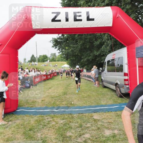 21.06.2025 - 27. Vierlanden-Triathlon MichiJ http://msf.ph/oto/8034884 15.06.2026 12:58:47 Ziel 111, 662, 995, 996, 997 meine-sportfotos.de