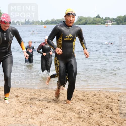 15.06.2025 - 27. Vierlanden-Triathlon Lena Gebhardt http://msf.ph/oto/8034887 15.06.2025 11:20:41 Schwimmen 879, 892, 924, 936, 941, 969, 1400 meine-sportfotos.de