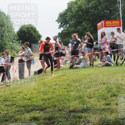 15.06.2025 - 27. Vierlanden-Triathlon KatJ http://msf.ph/oto/8034889 15.06.2025 11:19:22 Schwimmen 878, 901, 923 meine-sportfotos.de