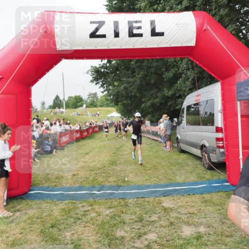 21.06.2025 - 27. Vierlanden-Triathlon MichiJ http://msf.ph/oto/8034890 15.06.2026 12:58:47 Ziel 111, 662, 995, 996, 997 meine-sportfotos.de