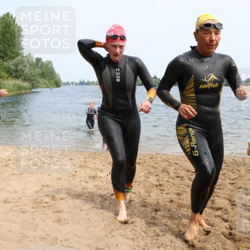 15.06.2025 - 27. Vierlanden-Triathlon Lena Gebhardt http://msf.ph/oto/8034905 15.06.2025 11:20:42 Schwimmen 879, 892, 924, 936, 941, 969, 1400 meine-sportfotos.de