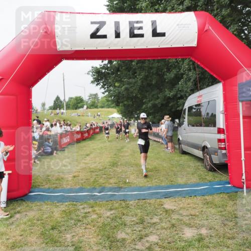21.06.2025 - 27. Vierlanden-Triathlon MichiJ http://msf.ph/oto/8034911 15.06.2026 12:58:47 Ziel 111, 662, 995, 996, 997 meine-sportfotos.de