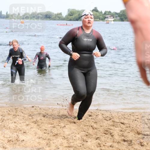15.06.2025 - 27. Vierlanden-Triathlon Lena Gebhardt http://msf.ph/oto/8034913 15.06.2025 11:20:44 Schwimmen 879, 892, 918, 924, 936, 941, 1400 meine-sportfotos.de