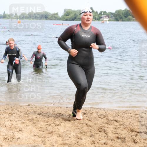 15.06.2025 - 27. Vierlanden-Triathlon Lena Gebhardt http://msf.ph/oto/8034916 15.06.2025 11:20:44 Schwimmen 879, 892, 918, 924, 936, 941, 1400 meine-sportfotos.de