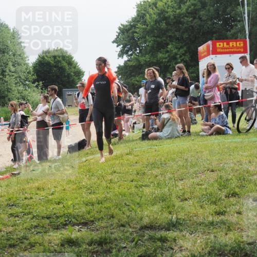 15.06.2025 - 27. Vierlanden-Triathlon KatJ http://msf.ph/oto/8034917 15.06.2025 11:19:23 Schwimmen 878, 901, 923 meine-sportfotos.de