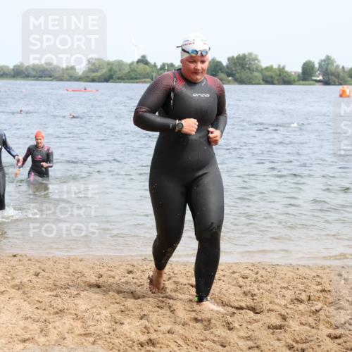15.06.2025 - 27. Vierlanden-Triathlon Lena Gebhardt http://msf.ph/oto/8034921 15.06.2025 11:20:44 Schwimmen 879, 892, 918, 924, 936, 941, 1400 meine-sportfotos.de