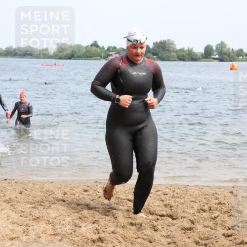 15.06.2025 - 27. Vierlanden-Triathlon Lena Gebhardt http://msf.ph/oto/8034926 15.06.2025 11:20:44 Schwimmen 879, 892, 918, 924, 936, 941, 1400 meine-sportfotos.de
