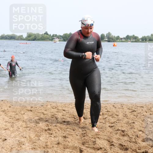 15.06.2025 - 27. Vierlanden-Triathlon Lena Gebhardt http://msf.ph/oto/8034933 15.06.2025 11:20:45 Schwimmen 879, 892, 918, 924, 936, 941, 1400 meine-sportfotos.de