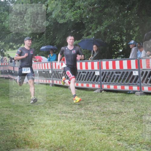 21.06.2025 - 27. Vierlanden-Triathlon KatJ http://msf.ph/oto/8034939 15.06.2025 13:50:08 Ziel 1102, 1126, 1160 meine-sportfotos.de