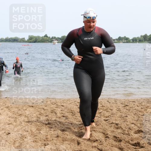 15.06.2025 - 27. Vierlanden-Triathlon Lena Gebhardt http://msf.ph/oto/8034940 15.06.2025 11:20:45 Schwimmen 879, 892, 918, 924, 936, 941, 1400 meine-sportfotos.de