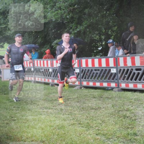 21.06.2025 - 27. Vierlanden-Triathlon KatJ http://msf.ph/oto/8034942 15.06.2025 13:50:08 Ziel 1102, 1126, 1160 meine-sportfotos.de