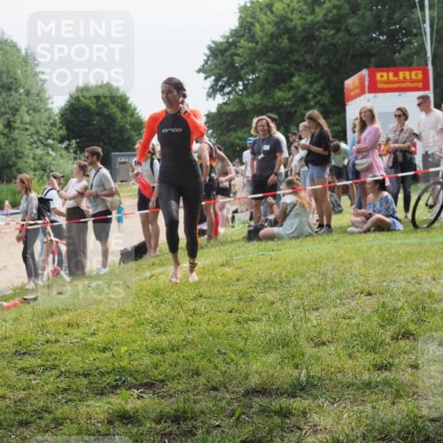 15.06.2025 - 27. Vierlanden-Triathlon KatJ http://msf.ph/oto/8034944 15.06.2025 11:19:24 Schwimmen 878, 901, 923 meine-sportfotos.de