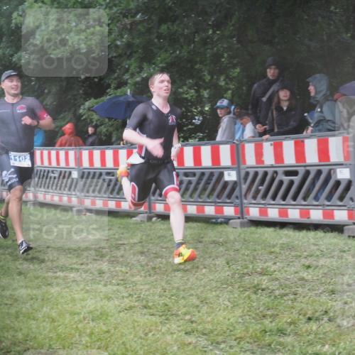 21.06.2025 - 27. Vierlanden-Triathlon KatJ http://msf.ph/oto/8034946 15.06.2025 13:50:08 Ziel 1102, 1126, 1160 meine-sportfotos.de