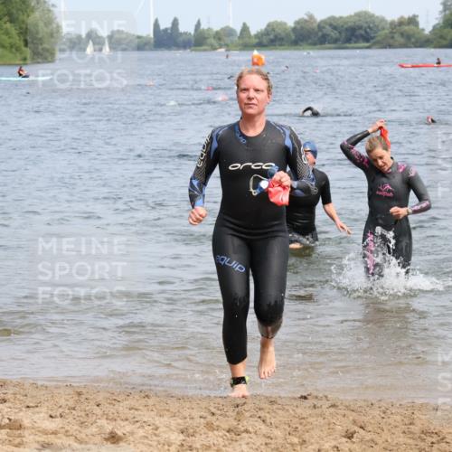 15.06.2025 - 27. Vierlanden-Triathlon Lena Gebhardt http://msf.ph/oto/8034948 15.06.2025 11:20:46 Schwimmen 879, 892, 918, 924, 936, 941, 1400 meine-sportfotos.de