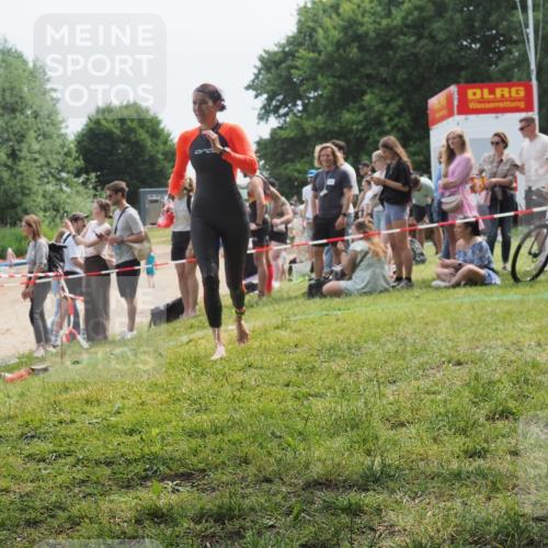 15.06.2025 - 27. Vierlanden-Triathlon KatJ http://msf.ph/oto/8034951 15.06.2025 11:19:24 Schwimmen 878, 901, 923 meine-sportfotos.de