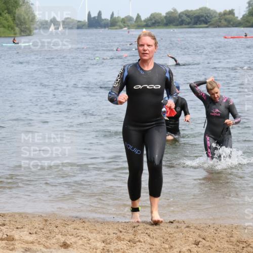 15.06.2025 - 27. Vierlanden-Triathlon Lena Gebhardt http://msf.ph/oto/8034956 15.06.2025 11:20:46 Schwimmen 879, 892, 918, 924, 936, 941, 1400 meine-sportfotos.de