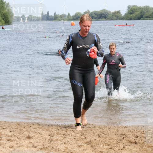 15.06.2025 - 27. Vierlanden-Triathlon Lena Gebhardt http://msf.ph/oto/8034967 15.06.2025 11:20:47 Schwimmen 879, 892, 918, 924, 936, 941, 965, 1400 meine-sportfotos.de
