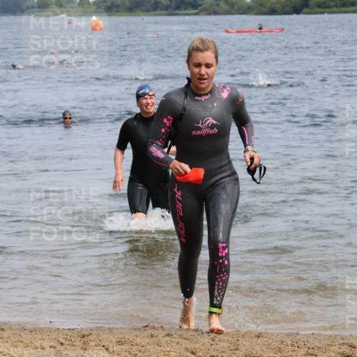 15.06.2025 - 27. Vierlanden-Triathlon Lena Gebhardt http://msf.ph/oto/8034972 15.06.2025 11:20:49 Schwimmen 879, 892, 918, 924, 936, 941, 965, 1400 meine-sportfotos.de