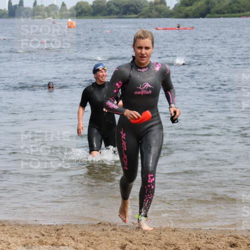 15.06.2025 - 27. Vierlanden-Triathlon Lena Gebhardt http://msf.ph/oto/8034974 15.06.2025 11:20:49 Schwimmen 879, 892, 918, 924, 936, 941, 965, 1400 meine-sportfotos.de