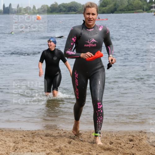 15.06.2025 - 27. Vierlanden-Triathlon Lena Gebhardt http://msf.ph/oto/8034979 15.06.2025 11:20:50 Schwimmen 879, 892, 918, 924, 936, 941, 965, 1400 meine-sportfotos.de