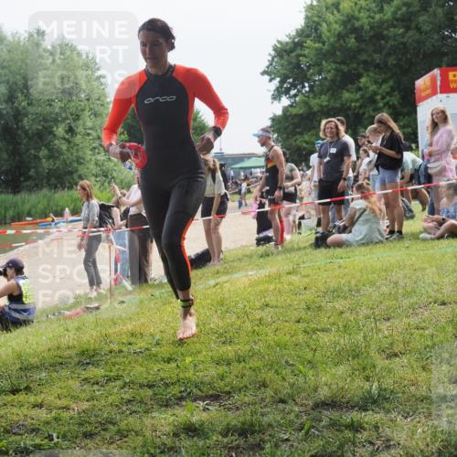 15.06.2025 - 27. Vierlanden-Triathlon KatJ http://msf.ph/oto/8034984 15.06.2025 11:19:25 Schwimmen 875, 878, 901, 923 meine-sportfotos.de