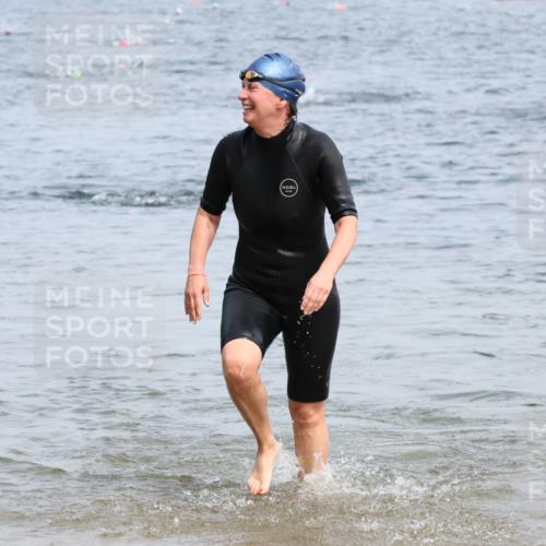 15.06.2025 - 27. Vierlanden-Triathlon Lena Gebhardt http://msf.ph/oto/8035002 15.06.2025 11:20:51 Schwimmen 879, 892, 918, 924, 936, 941, 965 meine-sportfotos.de
